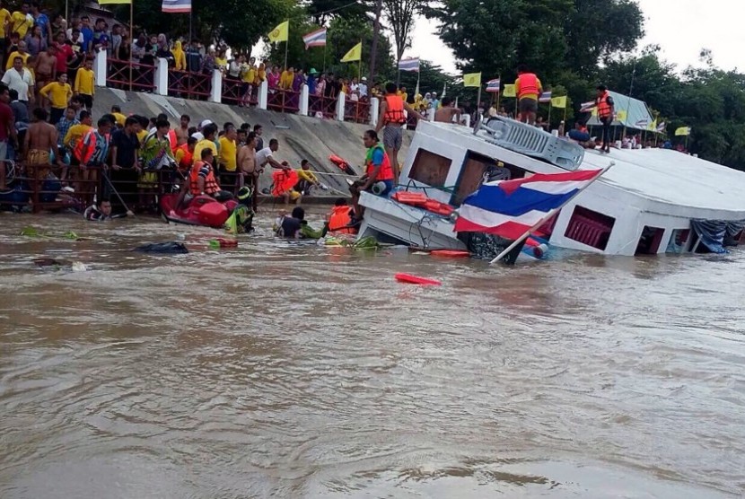 Kapal Menabrak Jembatan di Thailand, 13 Tewas